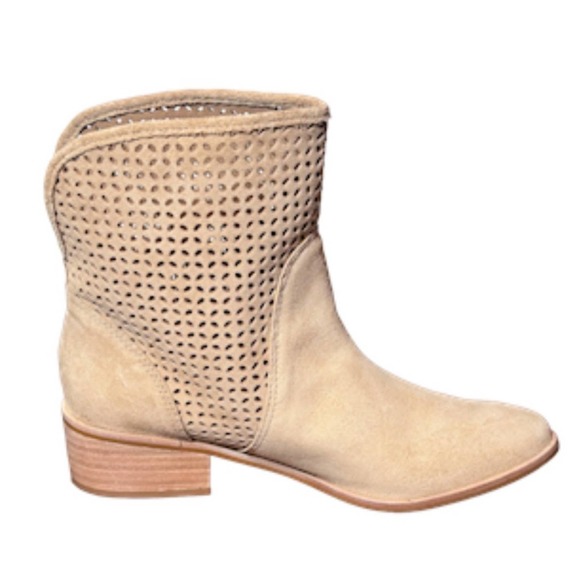 Kaanas Camel Warsaw Ankle Bootie NEW Size 6 - Picture 1 of 9